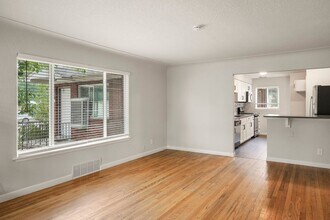 Building Photo - Recently Updated 4-Bedroom Near DU – Utilities Included + Garage Available