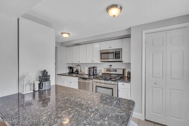 Building Photo - 1226 1/2 Briarwood Rd-