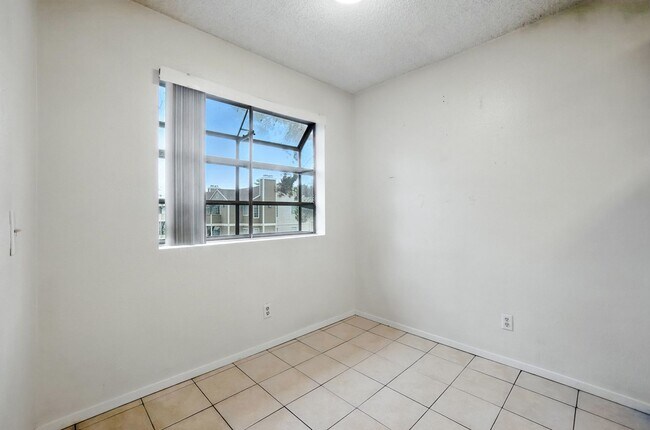 Building Photo - First floor 2-Bedroom, 1-Bath with Fireplace – Move-In Ready! ** MOVE IN SPECIAL! HALF OFF FIRST ...