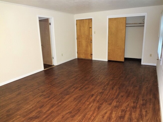 Building Photo - 2 Bed, 2 Bath Apartment off University Ave. w/ Hardwood Flooring