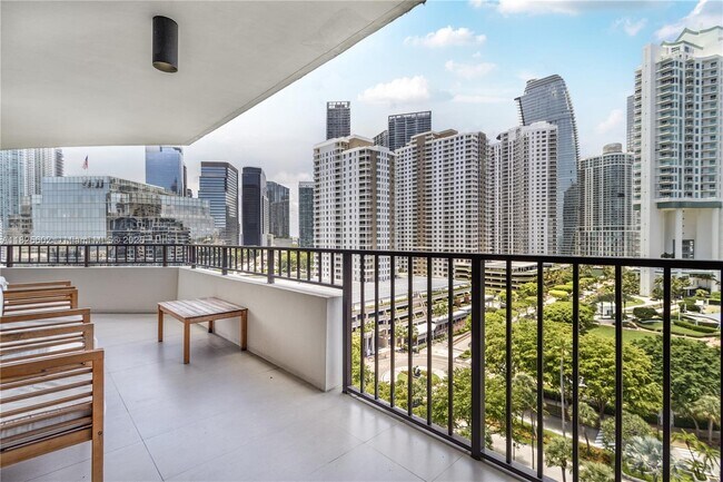 Building Photo - 520 Brickell Key Dr