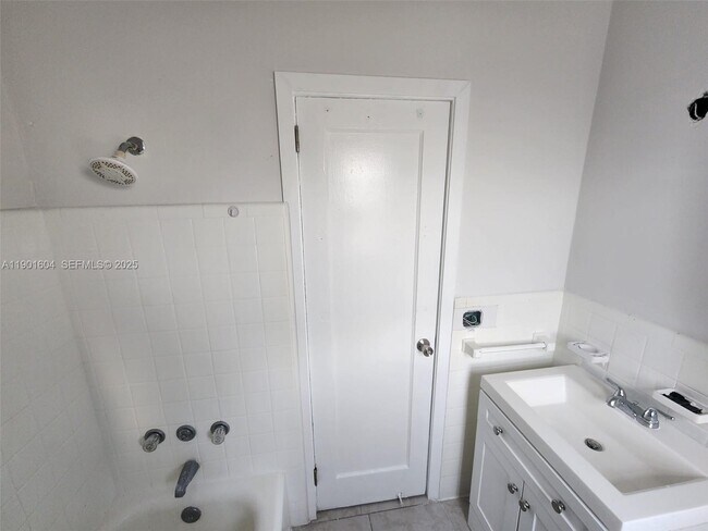 Building Photo - 7611 Harding Ave