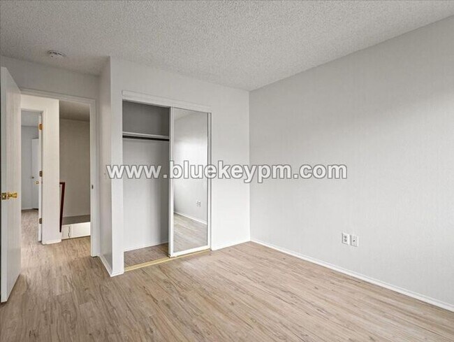 Building Photo - 3 Bed, 1.5 Bath Townhome in Hazel Dell Near Salmon Creek Regional Park