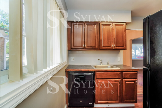 Building Photo - Comfortable living in this 2 BR, 1.5 BA home