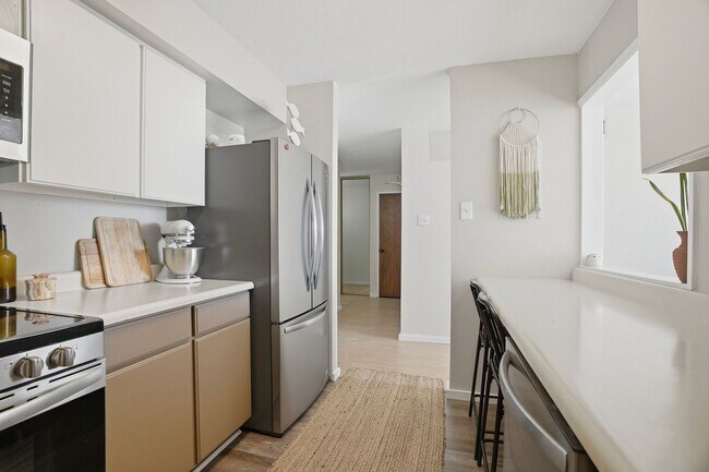 Building Photo - 35th Floor Downtown Denver Condo | 1 Bed | Private Balcony | Mountain Views