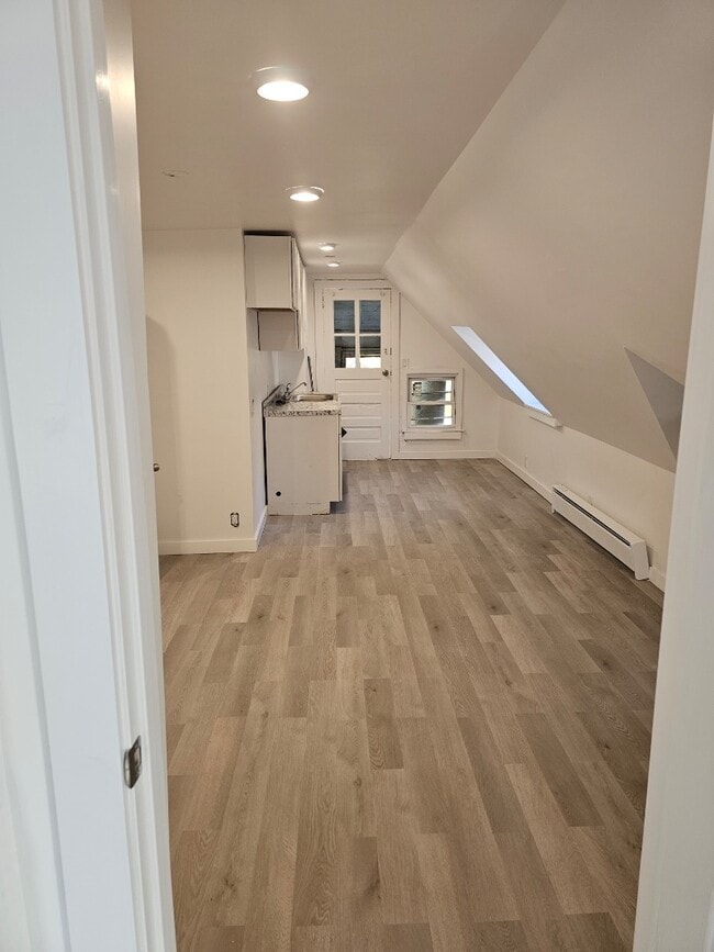 Building Photo - 210 Baldwin St