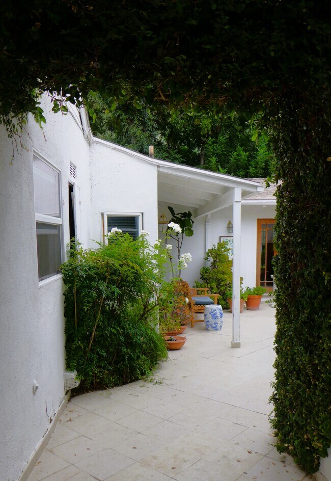 Building Photo - 5140 Alhama Dr