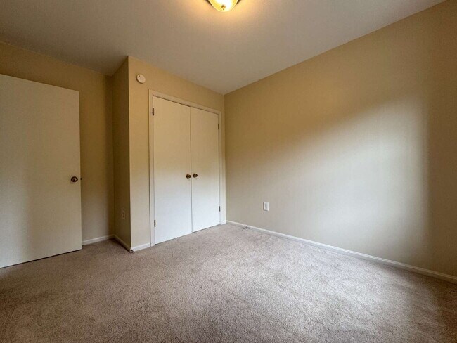 Building Photo - Delightful End-Unit Townhome in Courts of ...