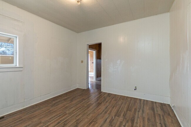 Building Photo - 2 Bedroom | 1 Bathroom | With a Large Deta...