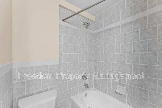 Building Photo - 9140 Worthington Dr