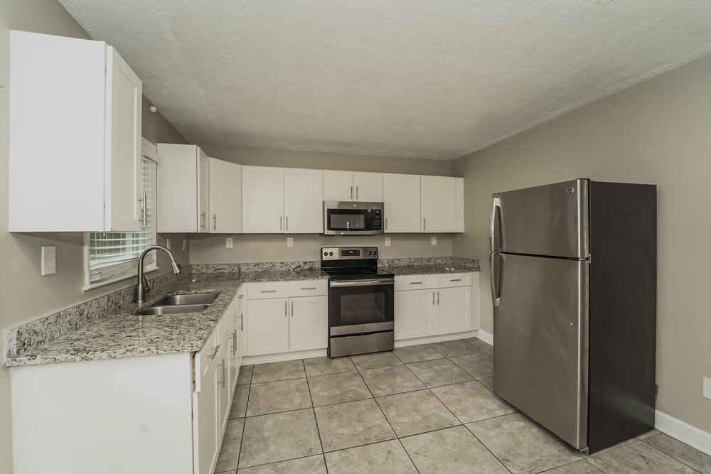 Building Photo - 4700 Hidden Valley Rd