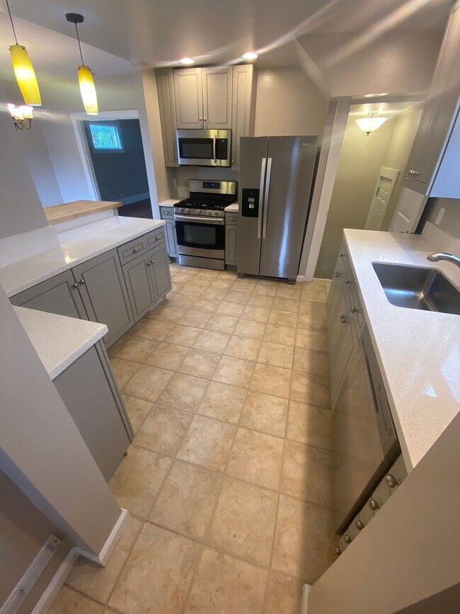 Building Photo - 4 Bedroom- Grandview