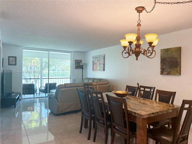 Building Photo - 9820 S Hollybrook Lake Dr