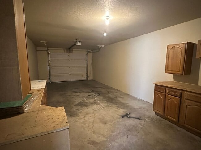 Building Photo - 3 bed 2 bath townhome!