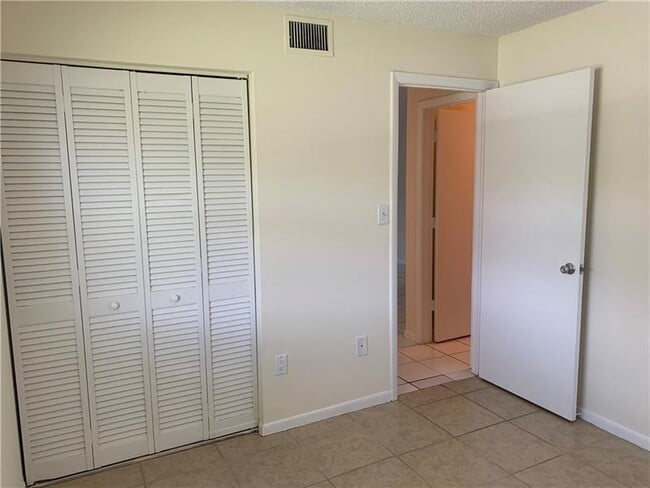 Building Photo - 6001 Shaker Wood Cir