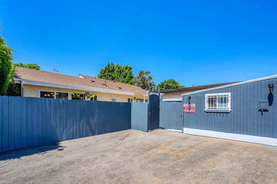 Building Photo - 910 N Hayworth Ave