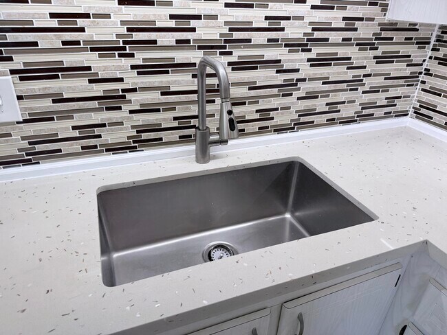 Building Photo - 1000 NE 14th Ave