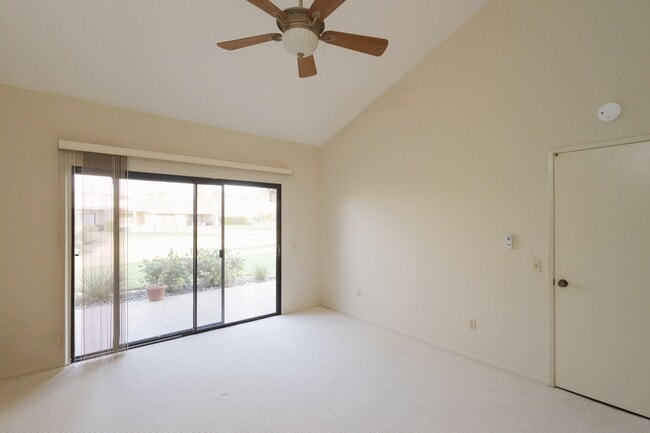 Building Photo - Single-Story 2-Bedroom Condo in Beautiful Palm Desert Resorter HOA!