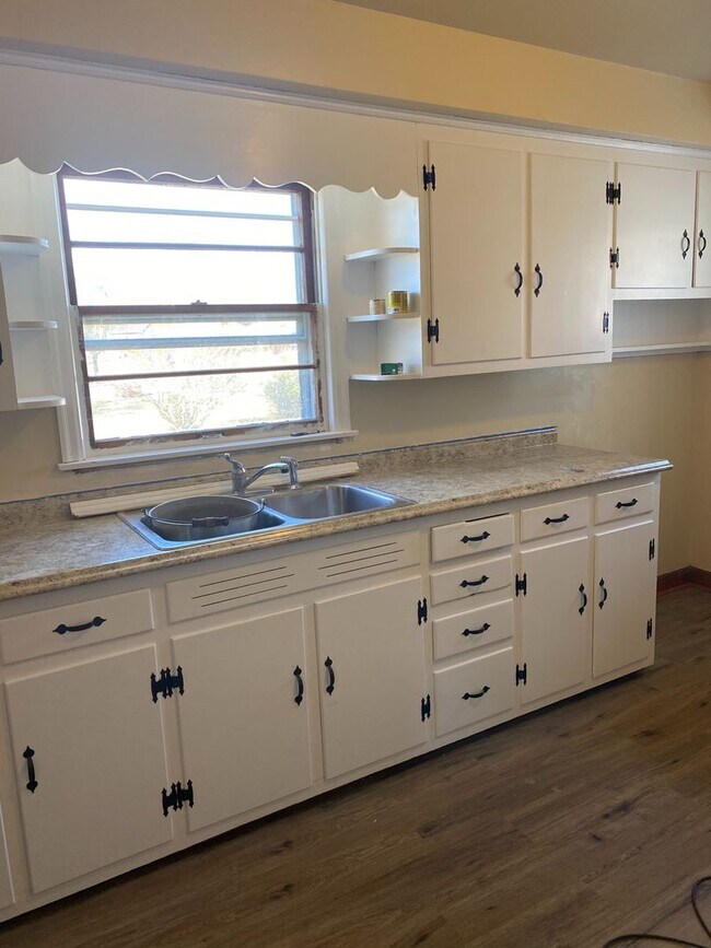 Building Photo - 3 Bedroom, 1 Bath Ranch In Roanoke County