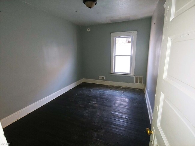 Building Photo - 2 br, 1 bath Triplex - 1414 East 110th Str...