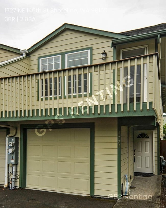Building Photo - Shoreline Townhouse with great fenced yard