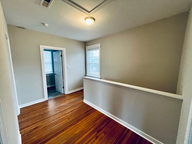 Building Photo - Beautifully Renovated 4bdrm/2bth Home Loca...