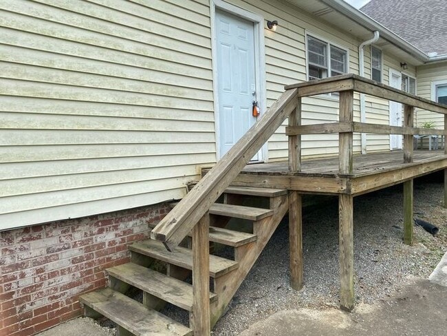 Building Photo - For Rent - Renovated One Bedroom Unit in G...