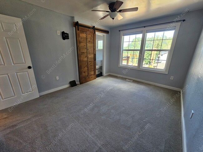 Building Photo - 408 SE Kibling St