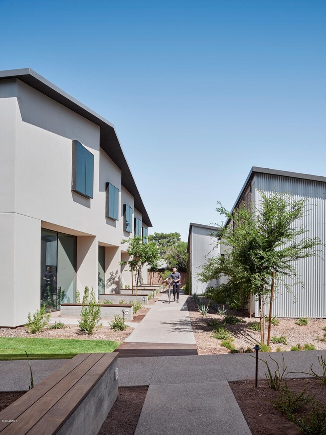 Building Photo - 6115 E Hollyhock St