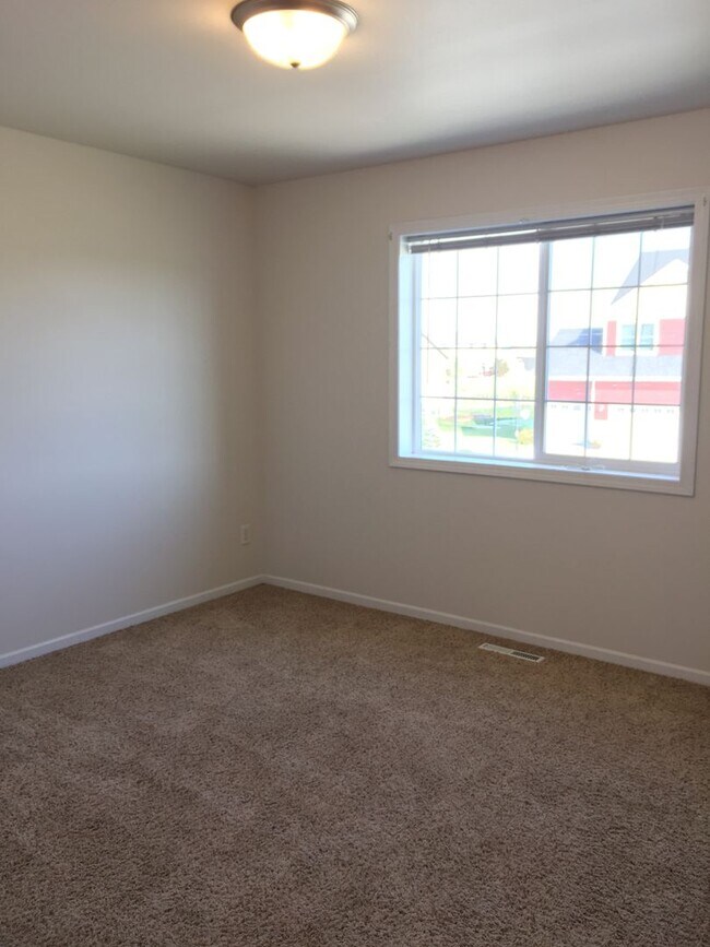 Building Photo - 3 Bed 3 Bath Twin Home