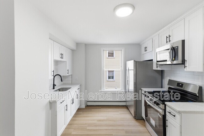 Building Photo - 848 Bank St