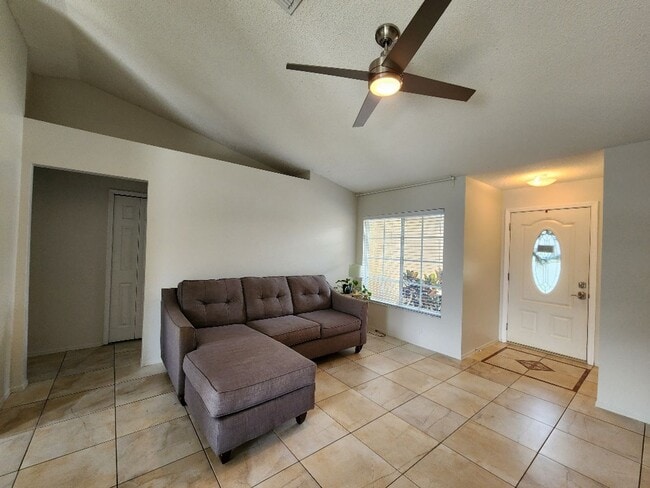 Building Photo - Gorgeous 3-Bedroom, 2-Bathroom in Brandon