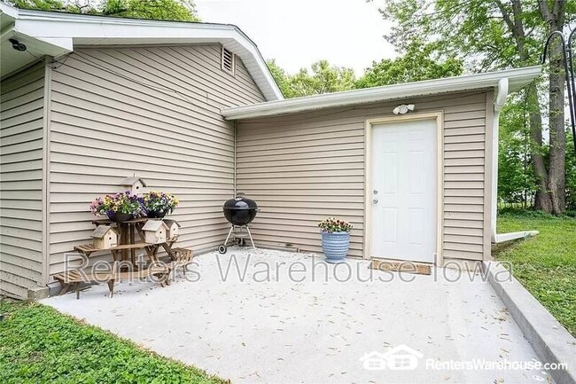 Building Photo - 2802 SE 8th Ct