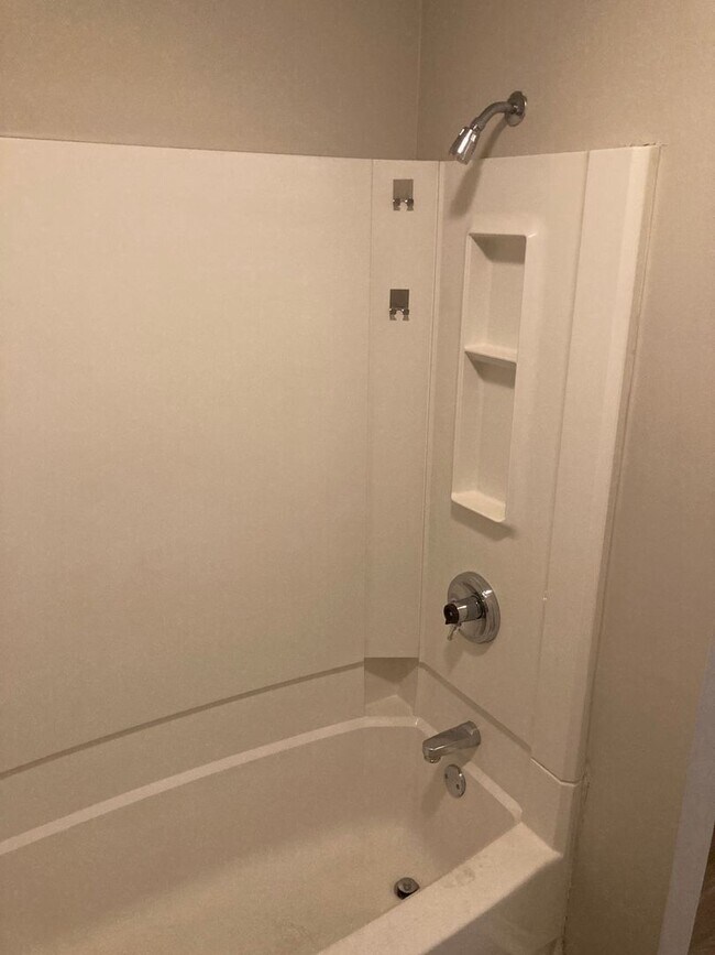 Building Photo - 3 Bedroom, 1.5 bath townhome!