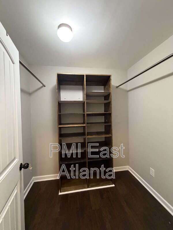 Building Photo - 422 Live Oak Pass