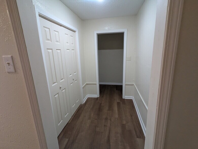 Building Photo - 1615 Dawnview Ln