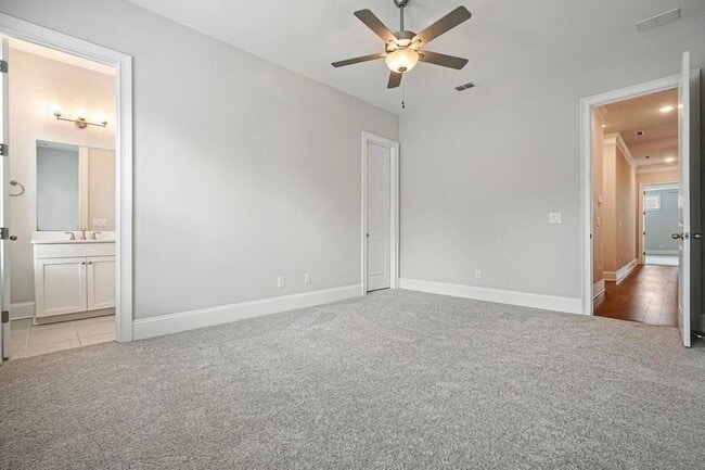 Building Photo - 123 Village Green Ave