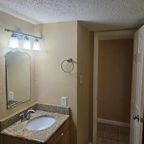 Building Photo - 2221 Ridgedale Dr