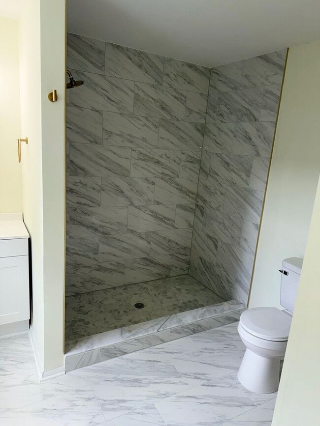 Building Photo - Beautiful renovated 3 bedroom 2 full bath ...