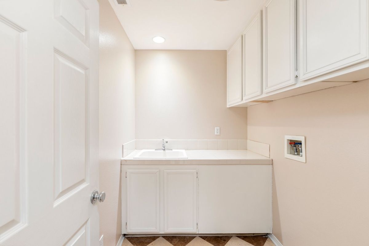 Building Photo - 636 Debora Rae Dr