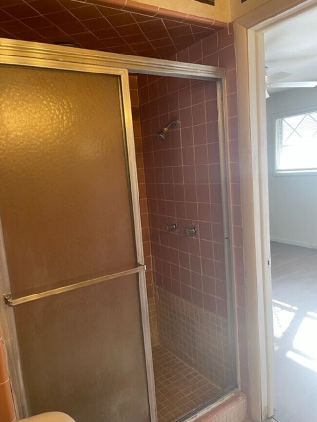 Building Photo - Large 1960's Home Near 21st & Sheridan!