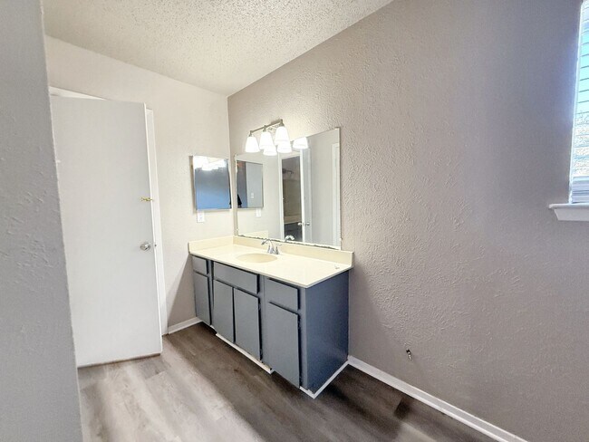 Building Photo - 2625 Santiago Cir
