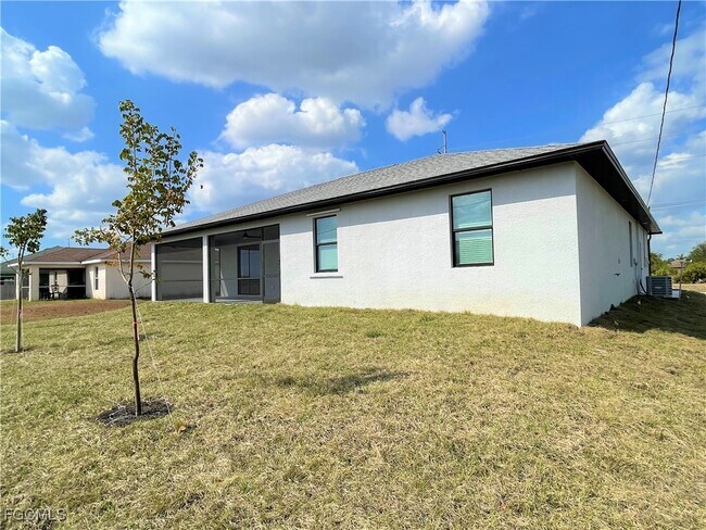 Building Photo - 702 Kismet Pkwy E