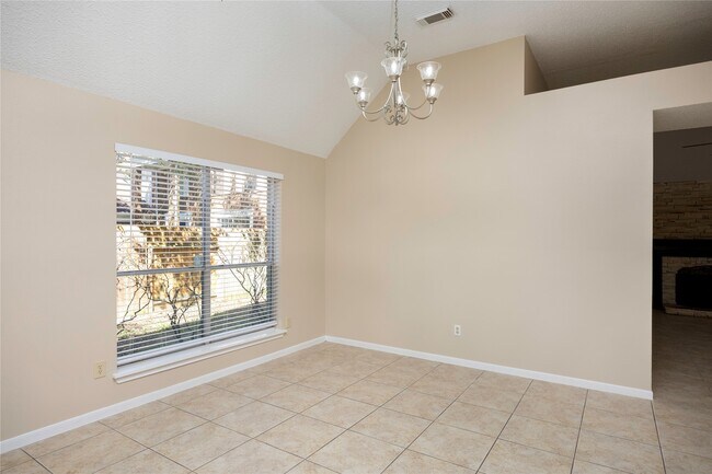 Building Photo - 811 Sierra Lake Dr