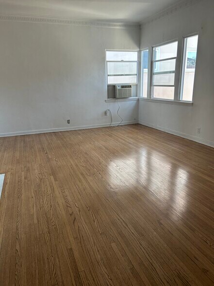 Building Photo - 132 1/2 N Orlando Ave