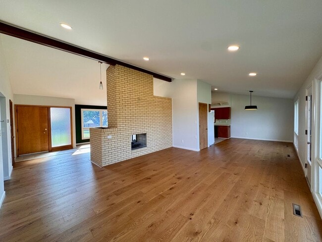 Building Photo - 221 Grandview Dr