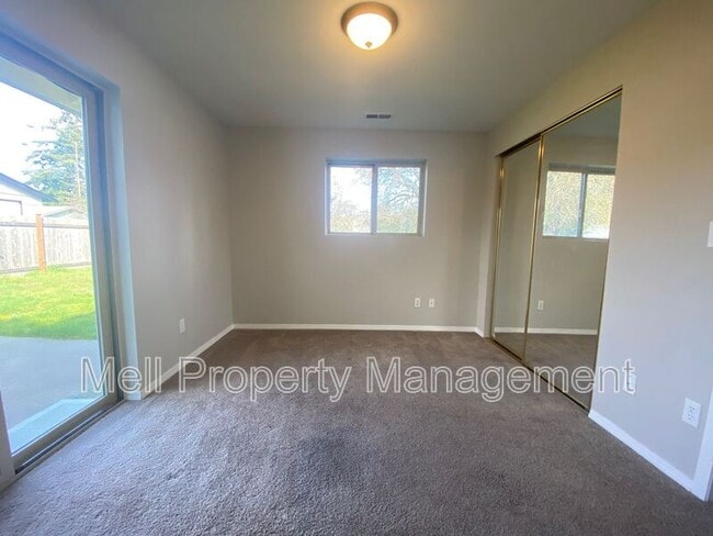 Building Photo - 1518 SE Ridge Rd
