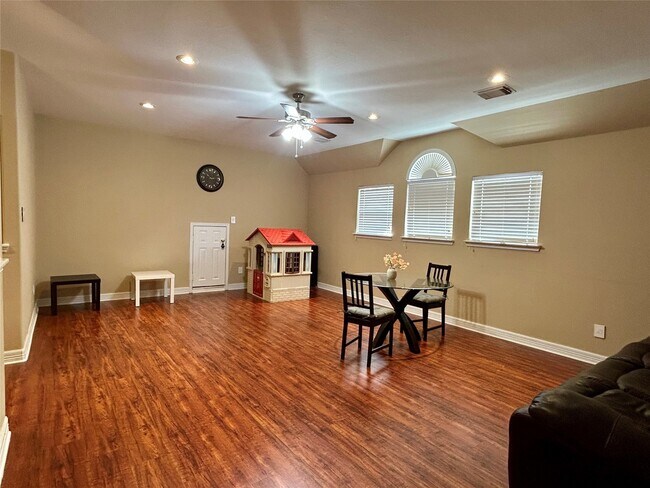 Building Photo - 5319 Lindenchase