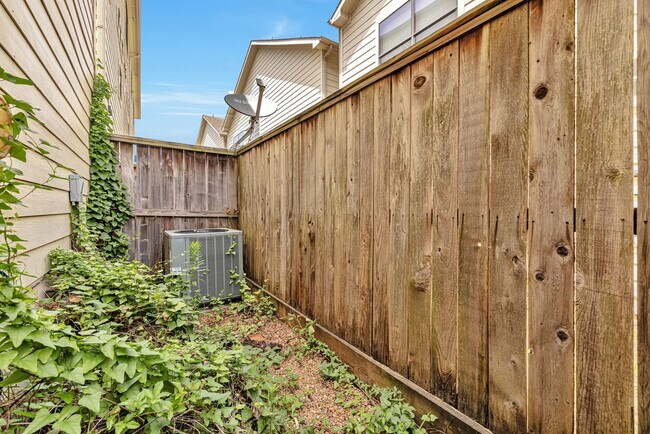 Building Photo - Modern Living Inside the Loop: Spacious, Stylish, Secure