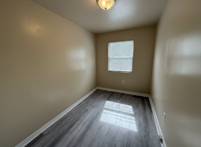 Building Photo - 4 Bedroom 1 Bath Rental In Germantown